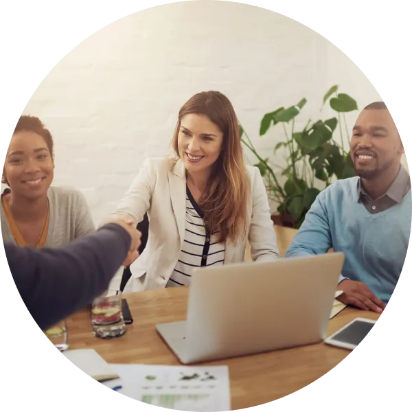 אנשים בפגישה עסקית עם מחשב