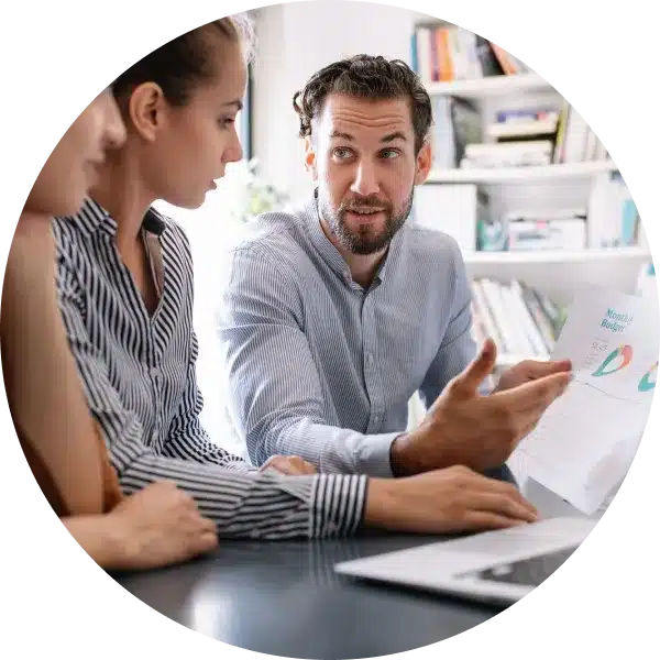 פגישה עסקית עם גרפים בלפטופ