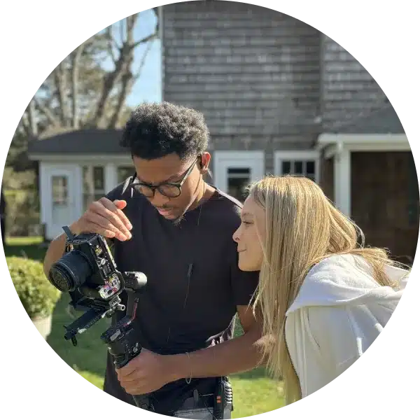 שני אנשים בוחנים מצלמה מקצועית.