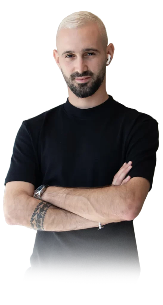 גבר עם שיער בלונדיני קצר