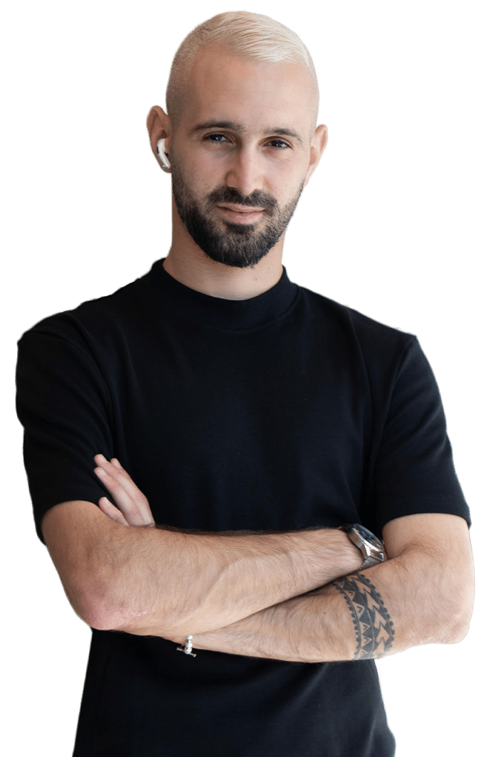 איש מחייך עם ידיים שלובות