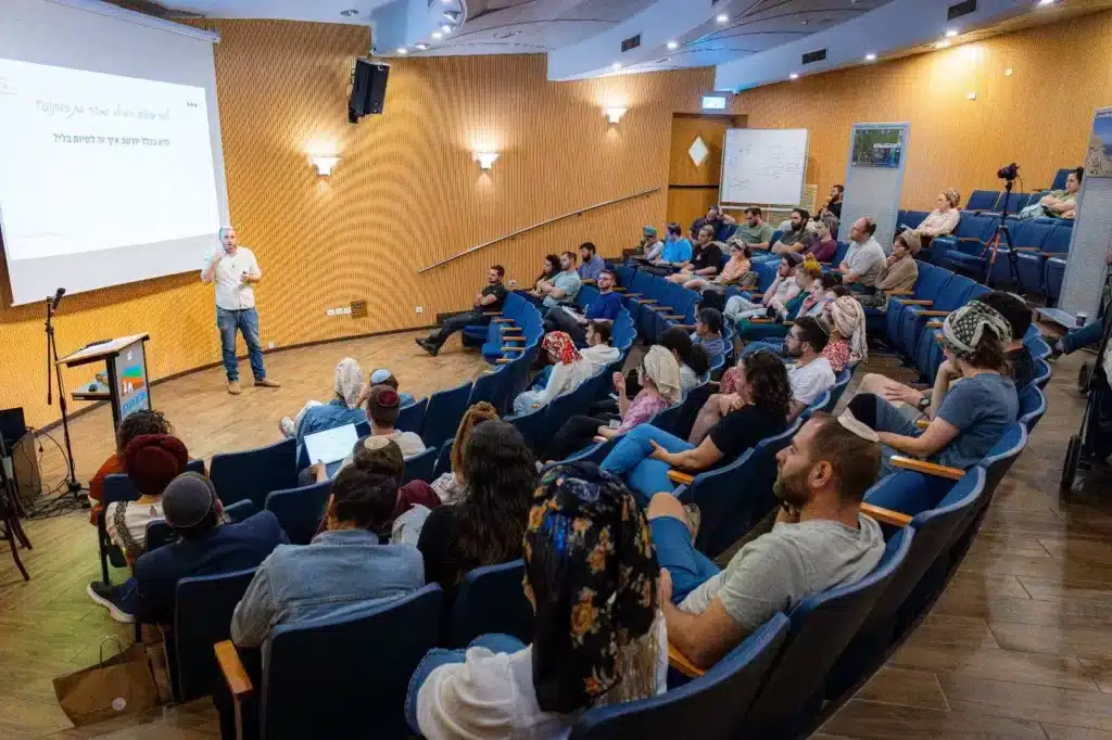 אדם מרצה בכיתה מלאה על שיווק