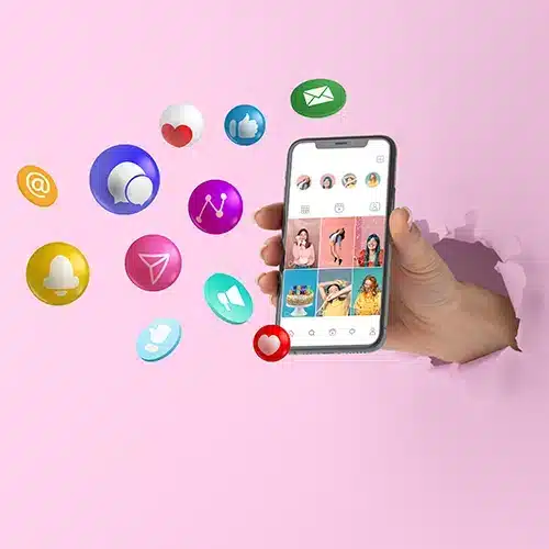 יד מחזיקה טלפון עם פרופיל אינסטגרם